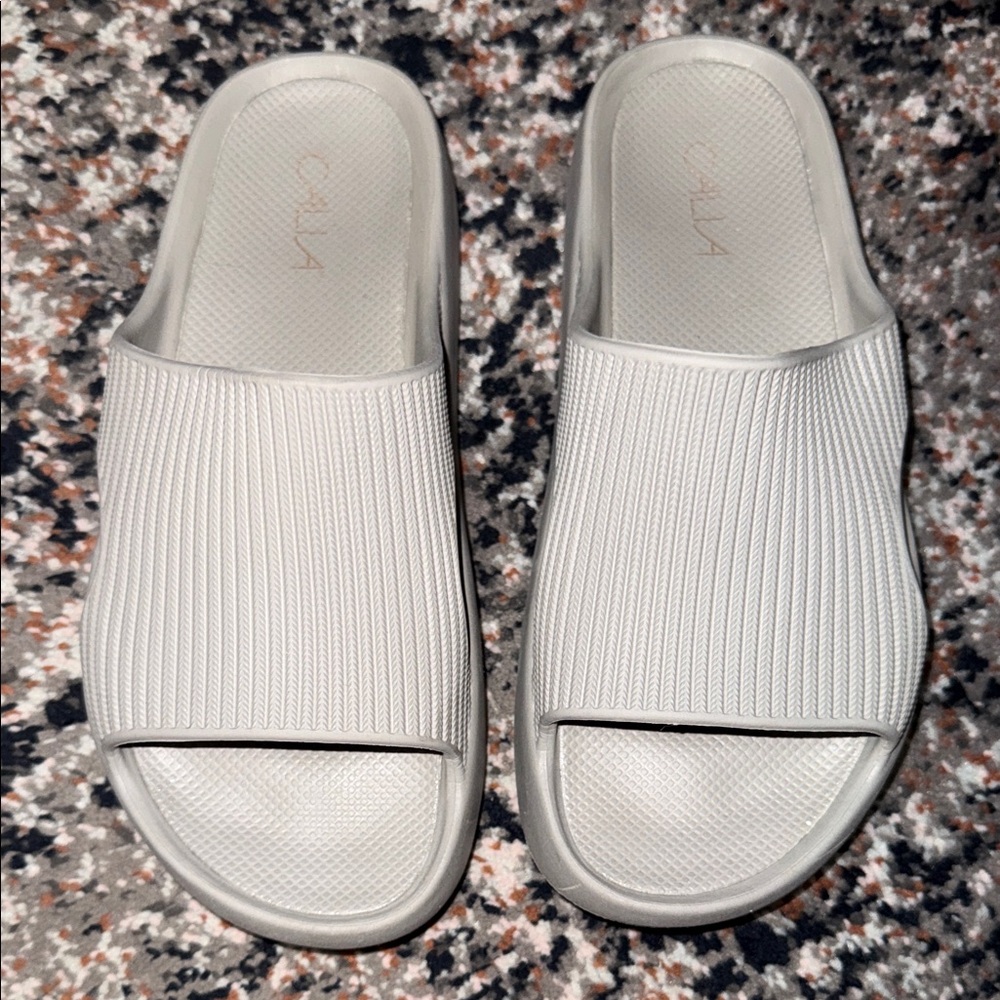 CALIA by Carrie Underwood Light Gray Slide Sandals